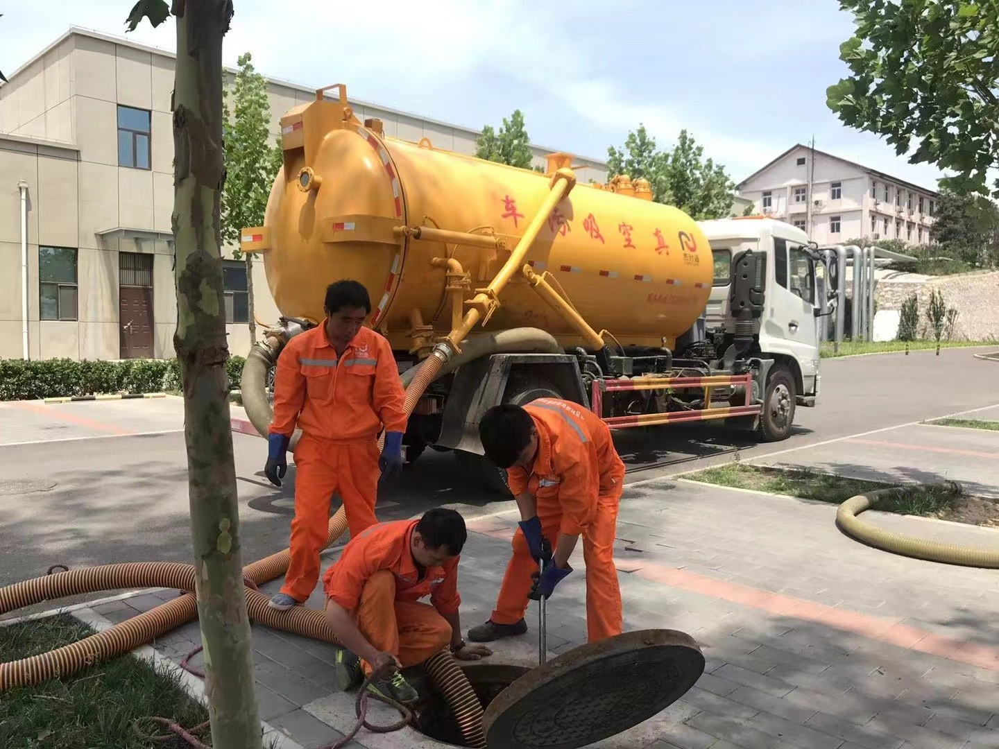 竹根滩镇化粪池清理与5-8吨吸粪车施工效率分析